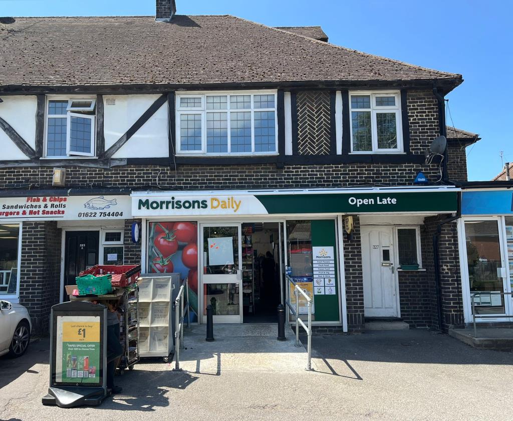 Lot: 51 - CONVENIENCE STORE WITH MAISONETTE FOR INVESTMENT - Shop and maisonette